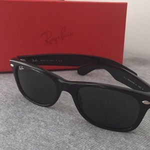 Black Wayfarer Ray-Bans